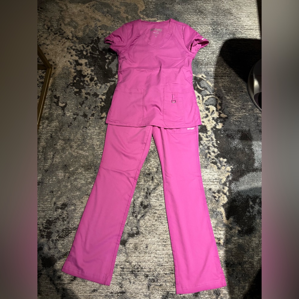 Greys pre owned in Great condition XS TOP AND XXS Bottoms. Purple